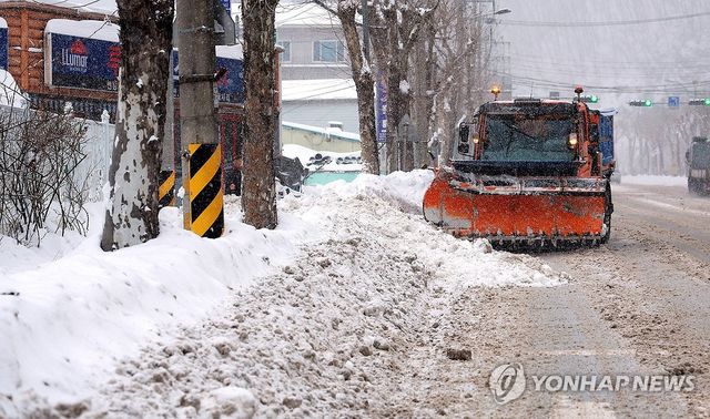 눈 쌓인 고원도시 제설작업