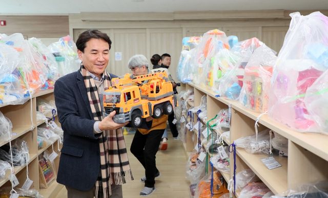인제 장난감 도서관 방문한 김진태 강원도지사