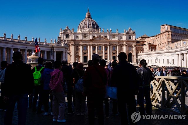 4일(현지시간) 바티칸 성 베드로 광장 찾은 관광객과 신자들