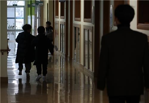 교실로 향하는 어린이들