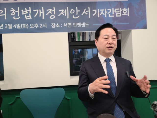 부산서 기자회견하는 김두관 전 의원