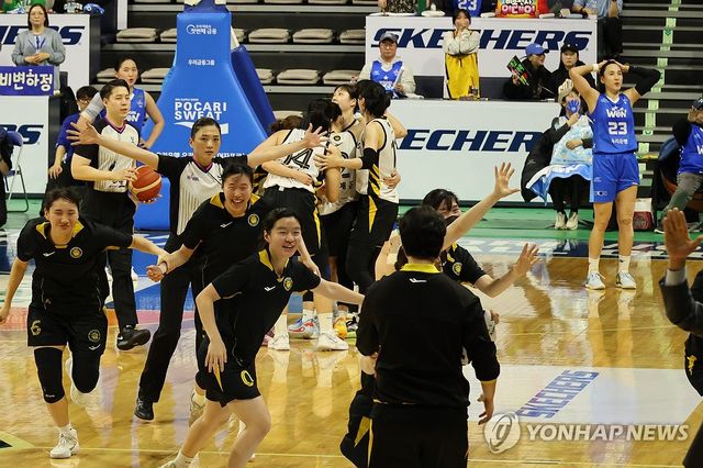 역전에 성공하는 KB스타즈