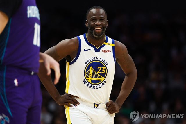 웃는 드레이먼드 그린