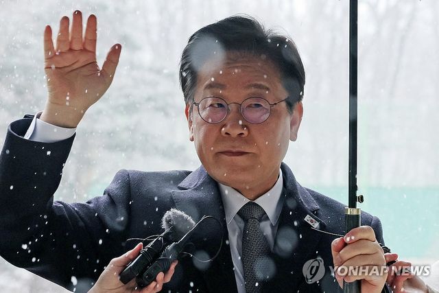 '대장동 배임·성남FC 뇌물' 이재명 1심 속행공판 출석