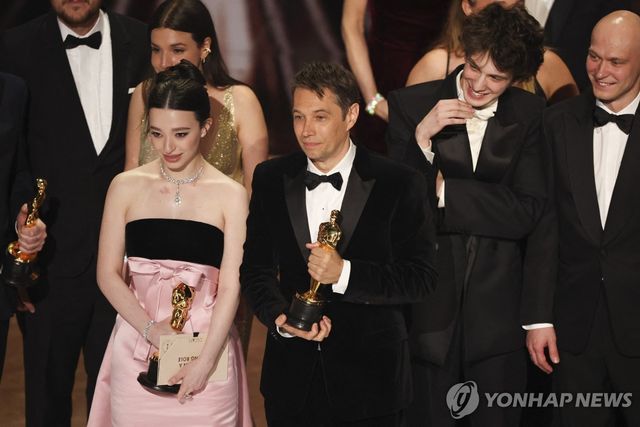 오스카상 5관왕에 오른 '아노라' 출연진과 감독. 오른쪽부터 유라 보리소프, 마크 에이델슈테인, 숀 베이커 감독, 마이키 매디슨. [로이터=연합뉴스]