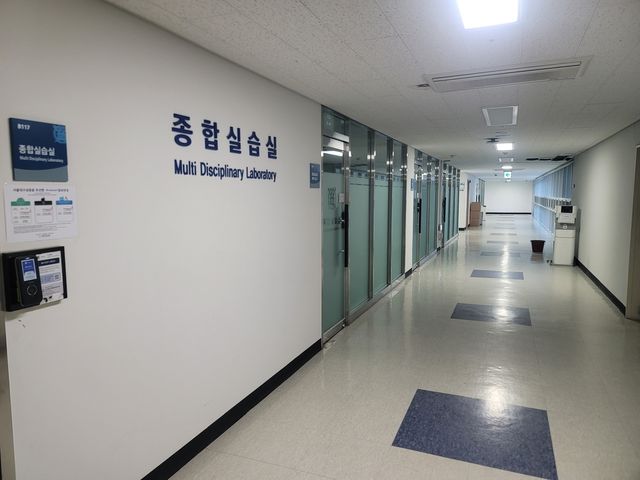 개강일에도 한산한 서울 한 의과대학 복도