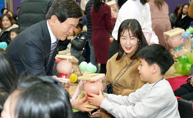 제주남초 신입생에 돼지저금통 선물하는 김광수 교육감