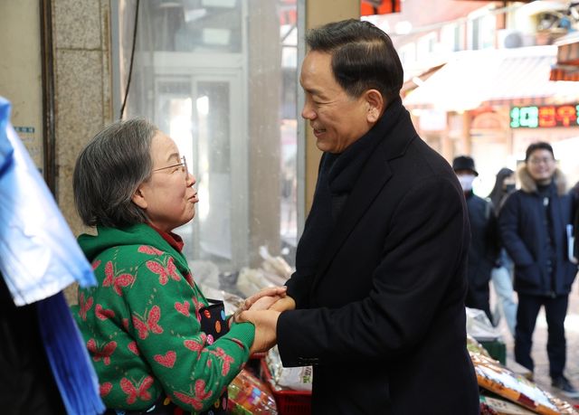 영동시장 상인과 대화하는 조성명 구청장