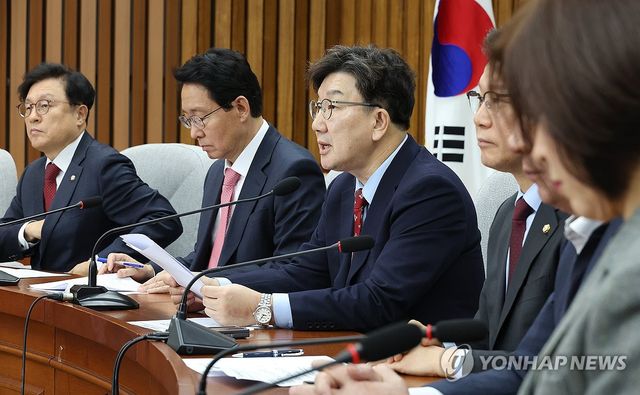 원내대책회의에서 발언하는 권성동 원내대표