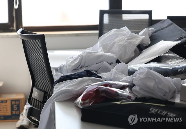 의과대학에 놓인 가운