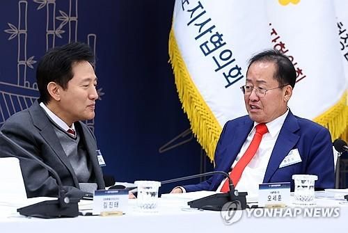 대화하는 오세훈 서울시장과 홍준표 대구시장