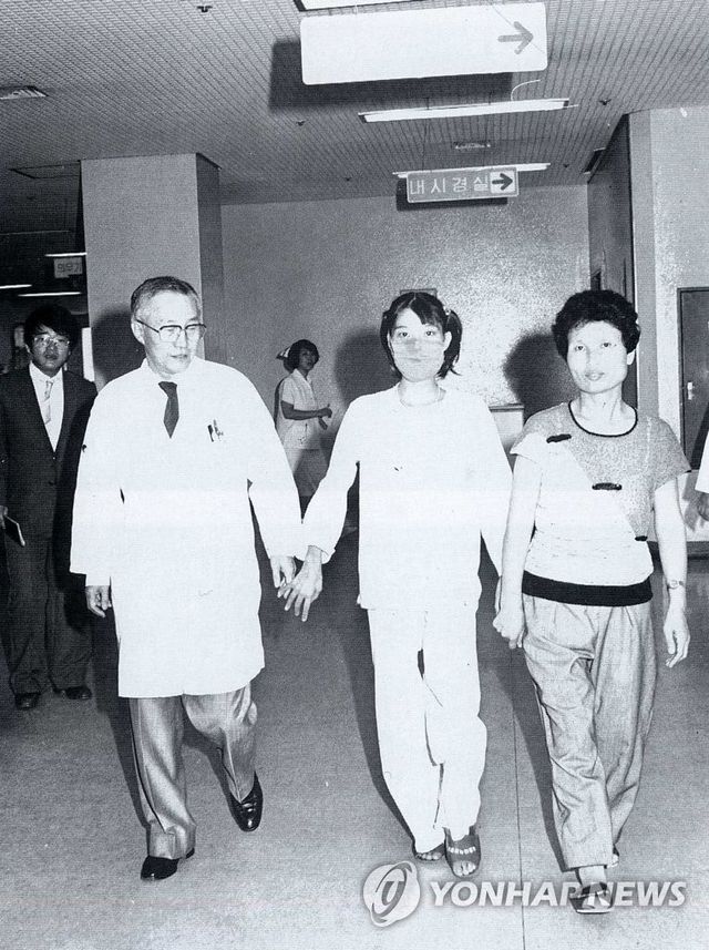 1988년 국내 최초 간이식 수술을 받은 이모(가운데)양의 퇴원 모습.