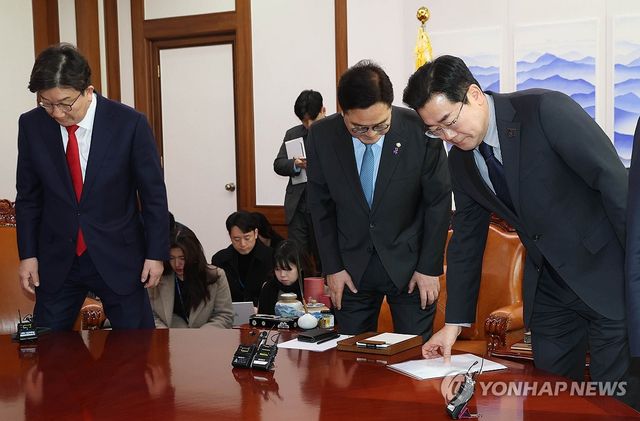 자리에 앉는 우원식 의장과 양당 원내대표