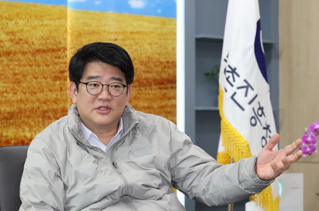 연합뉴스와 인터뷰를 하는 권재한 농촌진흥청장