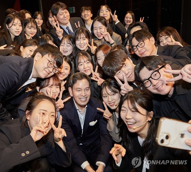 신입사원들과 셀카 찍는 정용진 회장
