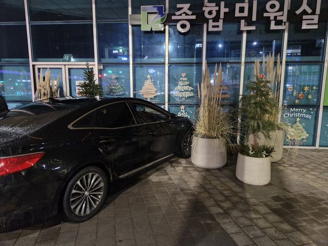 청사 들이받은 음주운전 차량