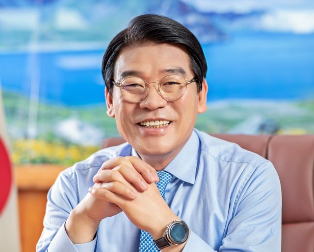 인터뷰하는 최창호 산림조합중앙회장