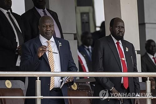 살바 키르(오른쪽) 남수단 대통령과 리크 마차르(왼쪽) 남수단 부통령