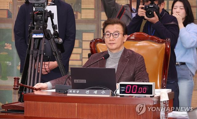 의사봉 두드리는 전재수 위원장
