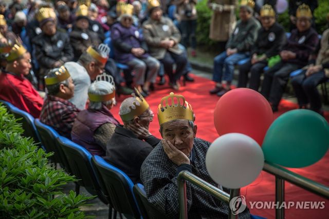 중국 항저우의 한 양로원에서 생일축하 행사를 하는 모습