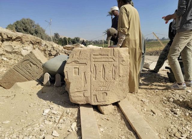 이집트 라메세움 신전 탑문 동측에서 수습된 석재