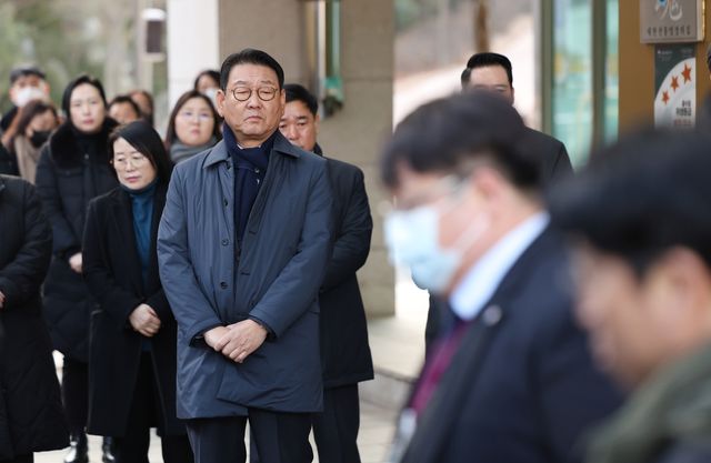 발인 지켜보는 조문객들