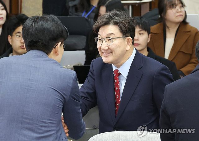 의원들과 인사하는 권성동 원내대표