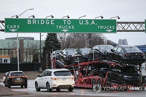 미국과 캐나다 국경 지나는 자동차 수송차량