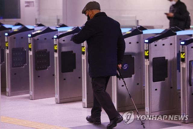 서울 지하철역을 지나는 어르신
