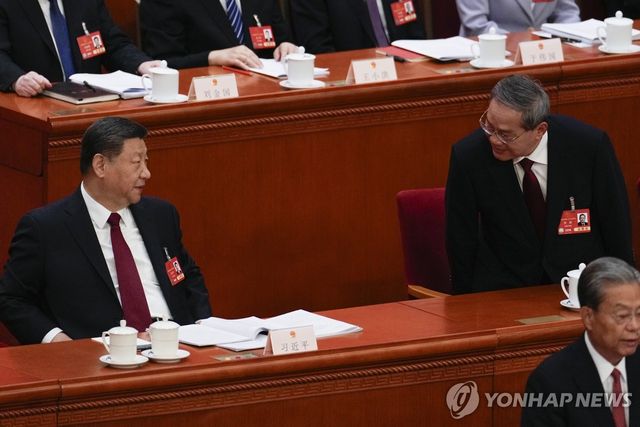 전인대 개막식에 참석한 시진핑 주석(왼쪽)과 리창 총리