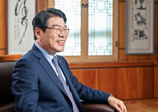 인터뷰하는 최창호 산림조합중앙회장