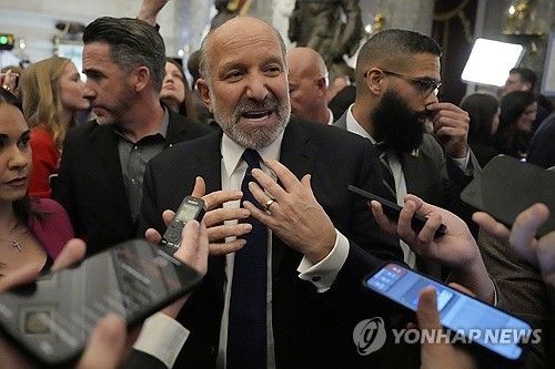 트럼프 대통령 의회연설 뒤 기자들과 문답하는 러트닉 미 상무장관
