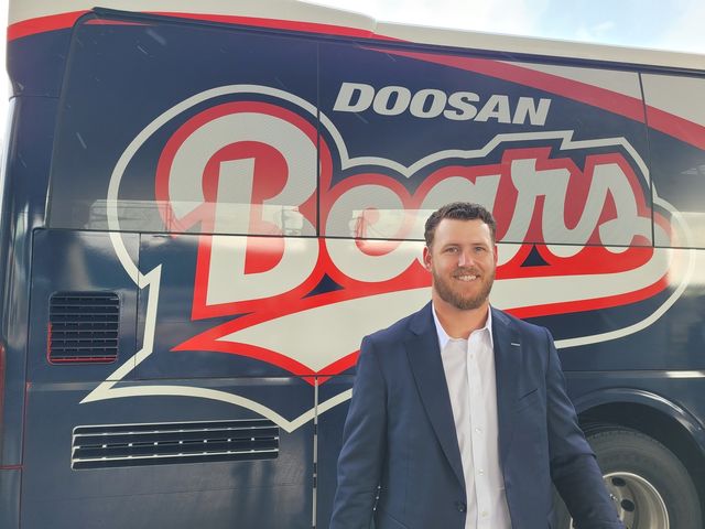 인터뷰하는 콜 어빈