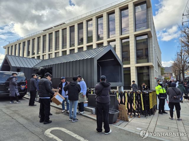 조선시대 유적 옆에서 담배피우는 사람들