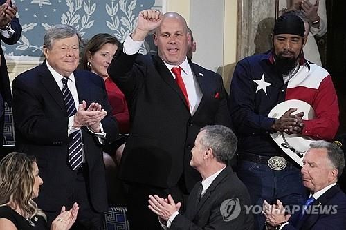 의회 연설 방청객으로 초청된 철강노동자 제프 데나드(가운데)