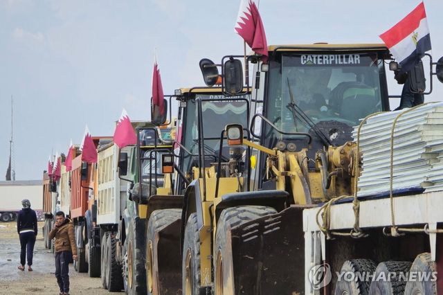 카타르와 이집트 등 국기를 달고 가자지구로 향하는 구호품 트럭