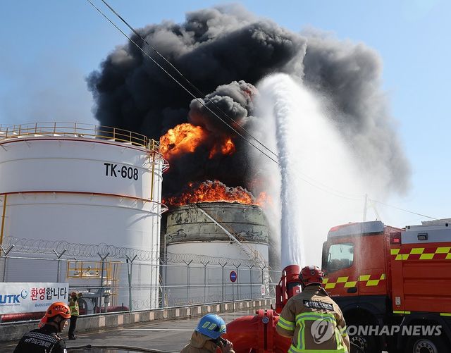 유류탱크 화재 진화하는 대용량방사포