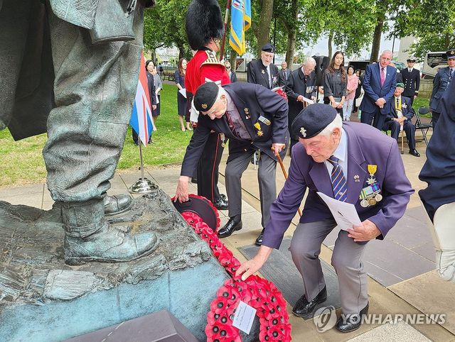 영국 런던 한국전 기념비에 헌화하는 참전용사들