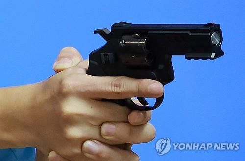경찰 한 명에 1정씩 지급되는 '저위험 권총'
