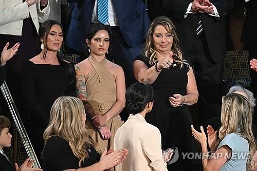 트럼프 의회 연설을 지켜보는 콤퍼라토레의 유족