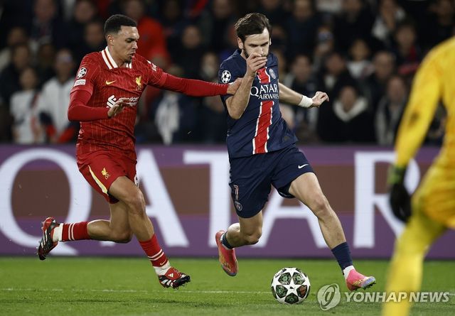 돌파하는 PSG 크바라츠헬리아