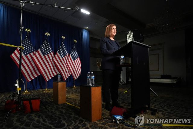 트럼프 의회연설에 대응연설하는 민주당 상원의원