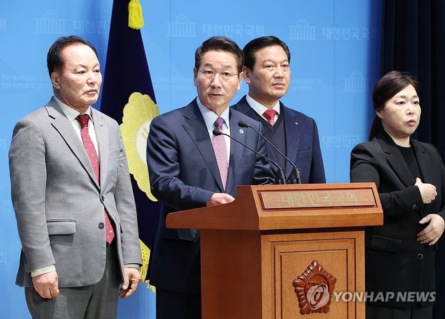 '지방분권형 헌법 개정안' 공표 회견하는 유정복 인천시장