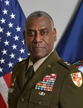 미 버지니아군사대학 교장이었던 세드릭 윈스 예비역 소장