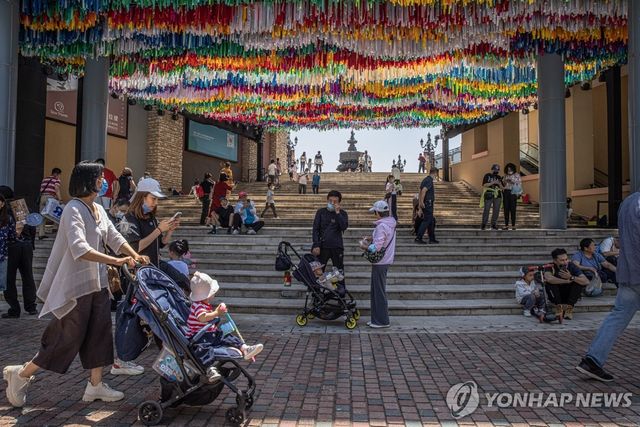 중국 베이징의 한 쇼핑센터에서 아이들과 나들이 나온 부모들