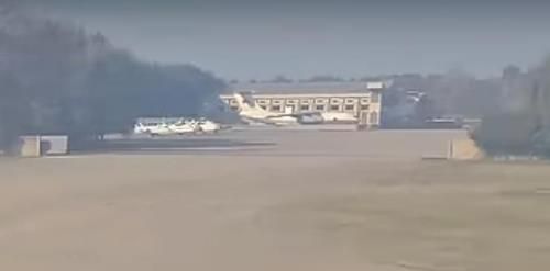 동체 상부에 구조물이 보이는 북한 수송기의 모습