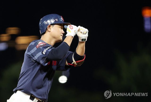 홈런 세리머니 하는 손호영