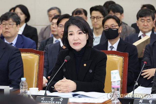 답변하는 이진숙 방송통신위원장