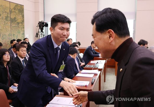 의원들과 인사하는 유승민 대한체육회장