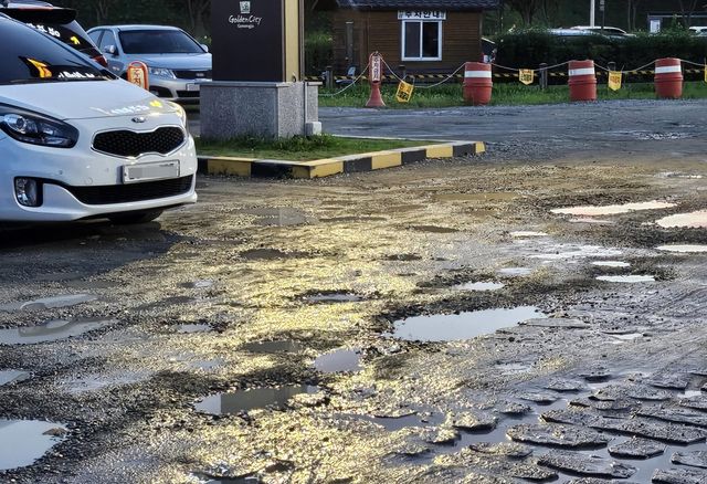 빗물 고인 경주 동궁과 월지 임시주차장